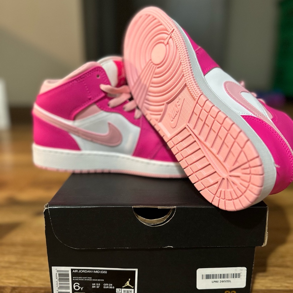COPY - Nike Air Jordan 1 Mid - Picture 4 of 4
